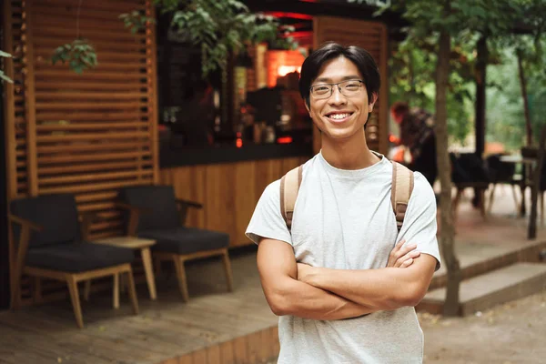 Sonriendo asiático estudiante hombre usando mochila —  Fotos de Stock