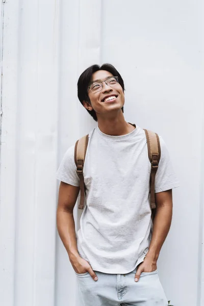 Sorridente giovane asiatico uomo studente carry zaino — Foto Stock