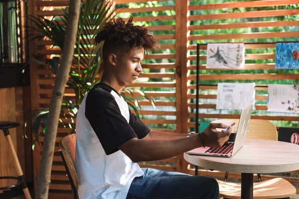 Jeune étudiant adolescent africain assis au café — Photo