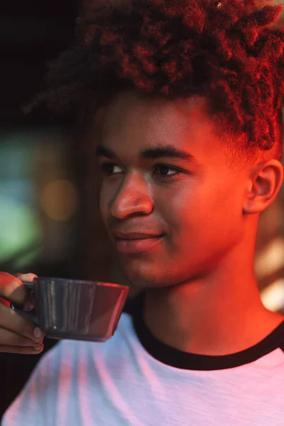 카페에서 커피를 마시는 미소 아프리카 젊은 남자 — 스톡 사진