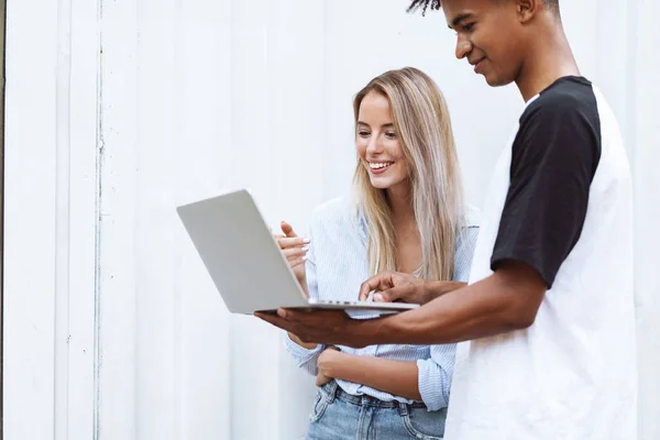 Sonriente pareja multiétnica — Foto de Stock