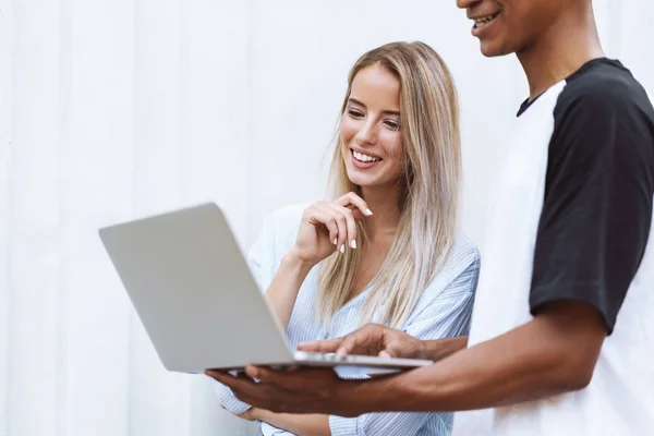 Lachende multi-etnisch paar — Stockfoto