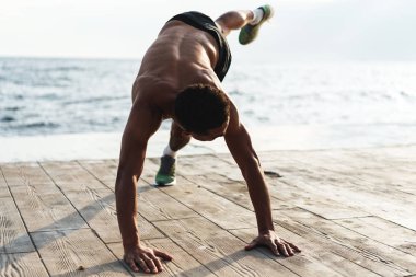 Kendinden emin uyum Afrikalı adam açık havada çalışma