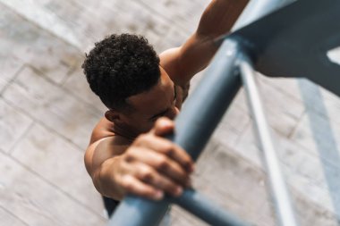 Yakışıklı genç Afrikalı spor adam plaj denizde yürüyüş açık havada egzersizyapmak.