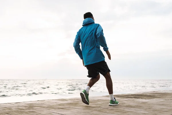 Jeune homme de sport africain coureur en plein air à la plage de la mer course faire des exercices . — Photo