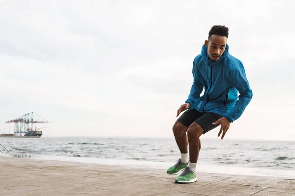 Jovem africano esportes homem corredor ao ar livre na praia mar running fazer exercícios . — Fotografia de Stock