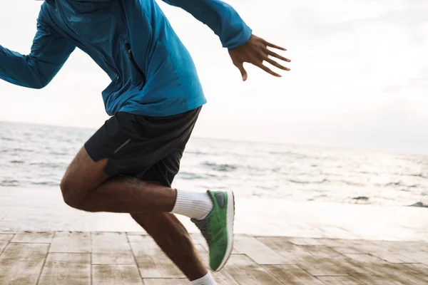 Joven africano deportes hombre corredor al aire libre en la playa mar correr hacer ejercicios . — Foto de Stock