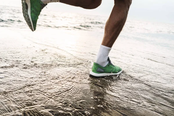 Giovane uomo sportivo africano corridore all'aperto in spiaggia mare in esecuzione fare esercizi . — Foto Stock