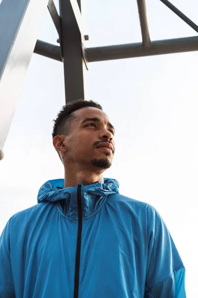 Fuerte guapo joven africano deportista al aire libre en la playa mar . — Foto de Stock