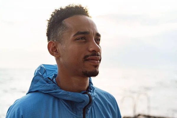 Forte bonito jovem homem de esportes africanos ao ar livre no mar da praia . — Fotografia de Stock