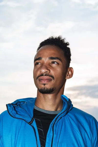 Forte bonito jovem homem de esportes africanos ao ar livre no mar da praia . — Fotografia de Stock