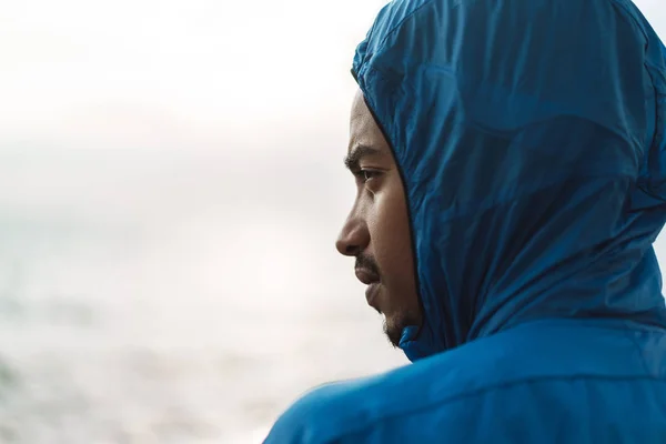 Forte bonito jovem homem de esportes africanos ao ar livre no mar da praia . — Fotografia de Stock