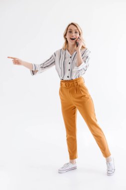 Copyspace işaret gözlük takan ve cep telefonu konuşurken sürpriz sarışın kadın tam uzunlukta fotoğraf