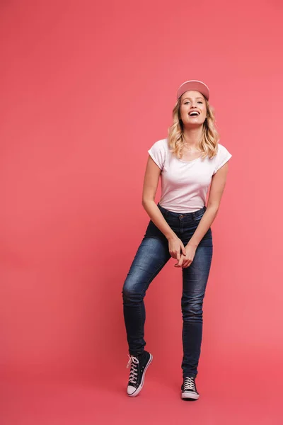 Retrato de comprimento total de jovem loira de 20 anos vestindo jea casual — Fotografia de Stock