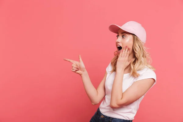 Portrait de femme blonde tendance des années 20 portant un t-shirt décontracté et ca — Photo