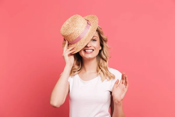 Portrét módní blonďaté ženy 20 na slaměném klobouku s úsměvem na — Stock fotografie