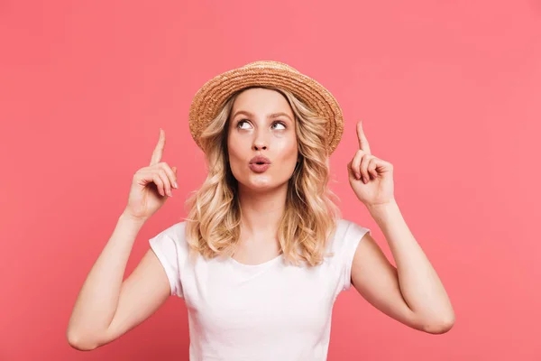 Porträtt av Pretty blond kvinna 20s bär halm hatt pekar Fi — Stockfoto