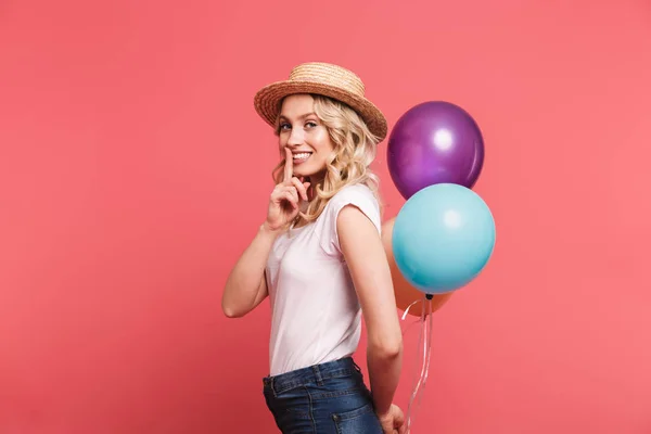 Retrato de la mujer rubia de moda de 20 años con sombrero de paja sonriendo whi — Foto de Stock