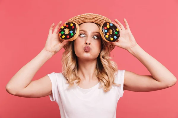 Ritratto di contenuto Donna bionda anni '20 con cappello di paglia che ride w — Foto Stock