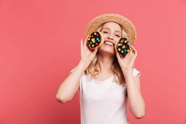 Porträtt av ung blond kvinna 20s klädd i halm hatt skrattar WHI — Stockfoto