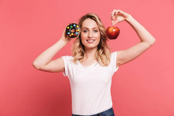 Ritratto di donna bionda compiaciuta anni '20 con indosso una t-shirt casual holdi — Foto Stock