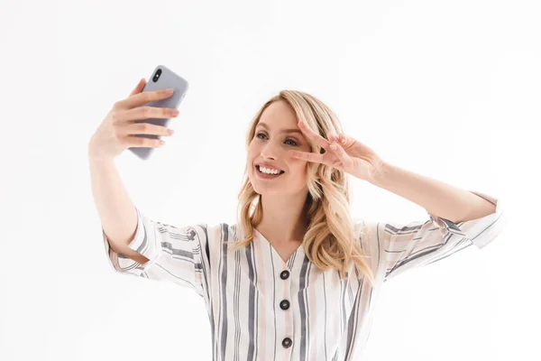 Φωτογραφία της Νίκαιας νεαρή γυναίκα που παίρνει selfie, ενώ χαμογελά και δείχνοντας ειρήνη τραγουδούν — Φωτογραφία Αρχείου