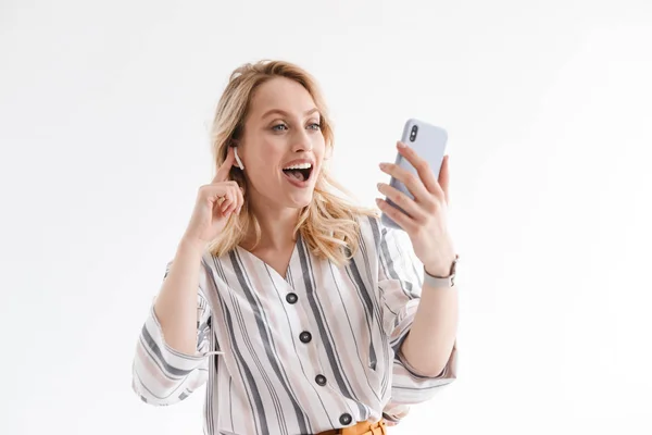 Fénykép-ból fiatal izgatott nő fárasztó csukló néz használ cellphone és earpod — Stock Fotó