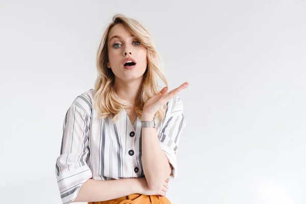 Retrato de una joven encantadora con ropa casual mirando a la cámara y sonriendo — Foto de Stock