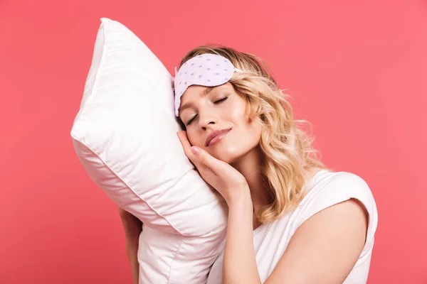 Portret marzycielski młoda kobieta 20s noszenie maski do spania gospodarstwa — Zdjęcie stockowe