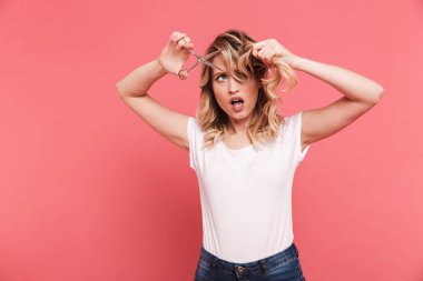 Rahat t-shirt kesim giyen beyaz sarışın kadın 20s portresi