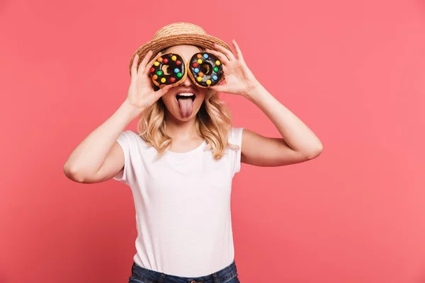 Ritratto di bella donna bionda 20s indossa cappello di paglia ridere wh — Foto Stock