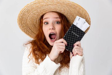 Neşeli bir genç genç kızın yakın portresi