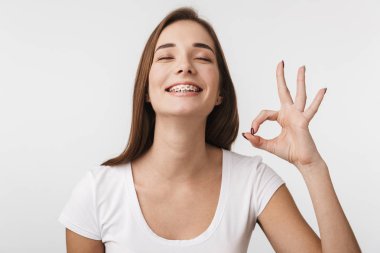 Güzel bir genç kadının portresi.