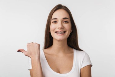 Güzel bir genç kadının portresi.