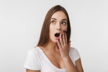 Güzel bir genç kadının portresi.