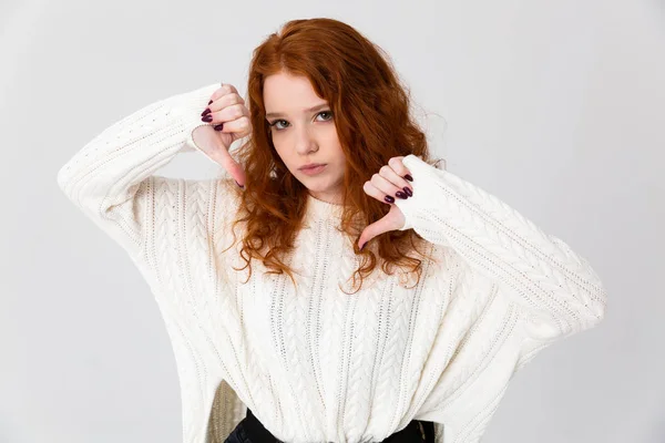 Portrait d'une jolie jeune fille rousse — Photo