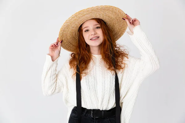 Frumos tineri drăguț fată roșcată pozând izolat peste fundal de perete alb purtând pălărie . — Fotografie, imagine de stoc