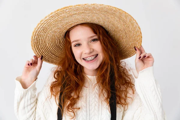 Belle jeune fille mignonne rousse posant isolé sur fond de mur blanc portant un chapeau . — Photo