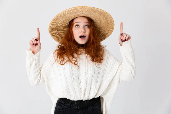 Chocado jovem bonito menina ruiva posando isolado sobre branco parede fundo vestindo chapéu . — Fotografia de Stock