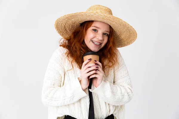 아름다운 젊은 귀여운 소녀 빨간 머리 포즈 고립 위에 흰색 벽 배경 마시는 커피. — 스톡 사진