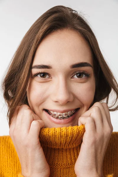 Fechar-se de uma menina bonita sorrindo vestindo suéter — Fotografia de Stock