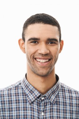 Ekose t-shirt giyen mutlu bir genç adam yakın