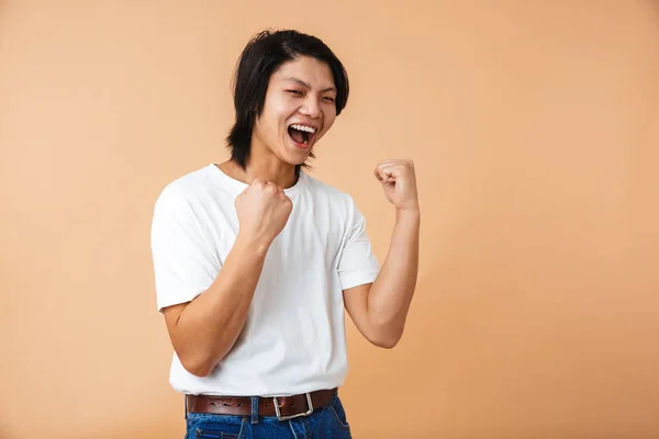 Foto primer plano de asiático chico 20s usando blanco camiseta regocijo un —  Fotos de Stock