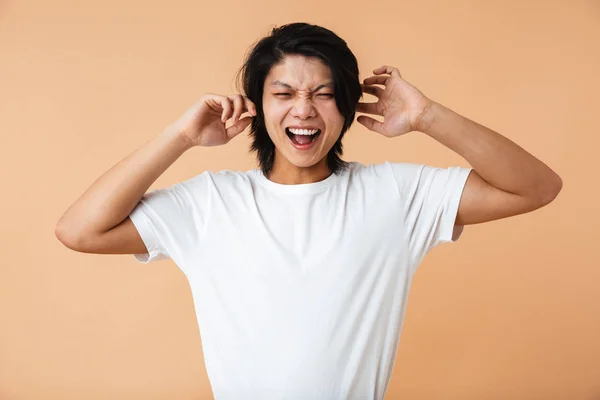 Foto close-up van Aziatische Guy 20s dragen wit t-shirt schreeuwen een — Stockfoto