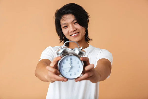 Foto de primer plano de asiático chico 20s usando blanco camiseta sonriendo y — Foto de Stock