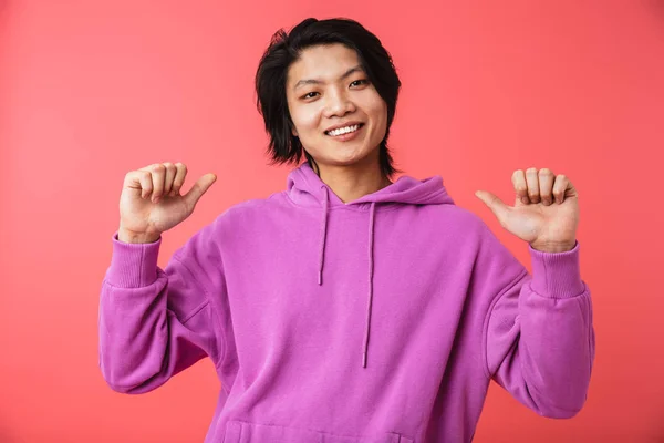 사진 의 기쁘게 아시아 남자 20 대 착용 스웨트 셔츠 기뻐하는 a — 스톡 사진