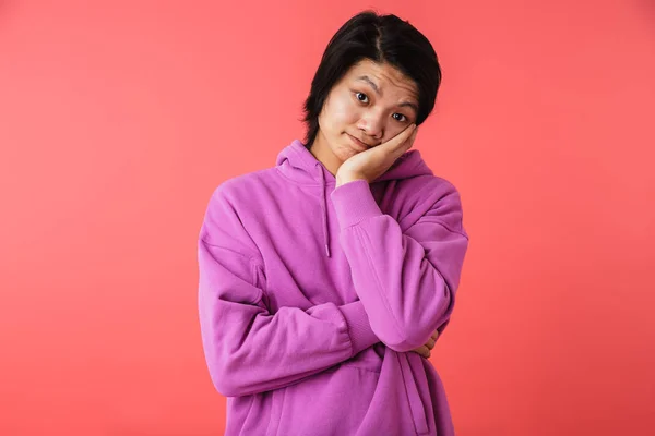 Foto av innehåll asiatisk kille 20s klädd i Sweatshirt leende med h — Stockfoto