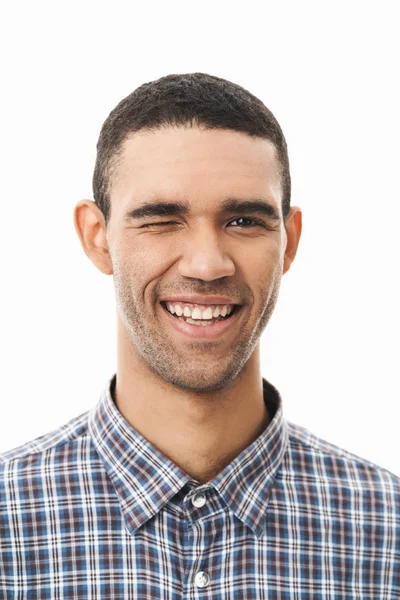 Close-up van een gelukkige jonge man die Plaid t-shirt draagt — Stockfoto