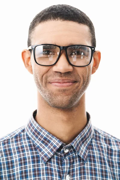 Close-up van een gelukkige jonge man die Plaid t-shirt draagt — Stockfoto