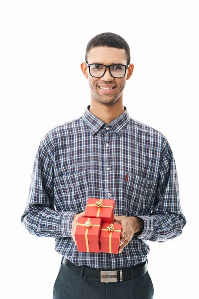 Ekose gömlek giyen mutlu bir genç adamın portresi — Stok fotoğraf